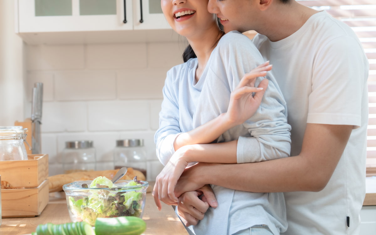 彼氏が後ろからハグしているカップル - No: 759475写真素材なら「写真AC」無料 フリー ダウンロードOK