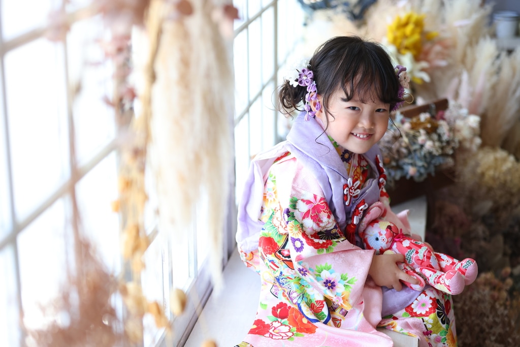 3歳の七五三の女の子💁‍♀️ 編み込み入れた下でまとめる動きのあるスタイルをリクエスト😊 元気で可愛い💕お嬢ちゃんで、しっかり草履で歩けてて階段も降りて行きました〜😲✨✨七五三 七五三ヘア 七五三着付け小倉北区七五三着付け 2025二十歳の集いご予約受付中