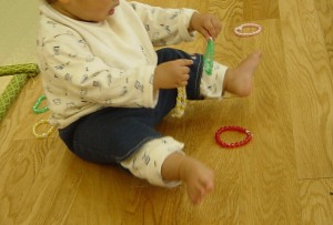 このままだと猫背になっちゃう? お座りは早くからしなくて🙆♀️・ おすわりの時 足がピーンと伸びていませんか? ・ そうすると 腰がたてにくく・ 腹筋の力がぬけている子も多いと 思います ・ おすわりが自力でできない時期に 座らせる事が多かった ・ ベビー