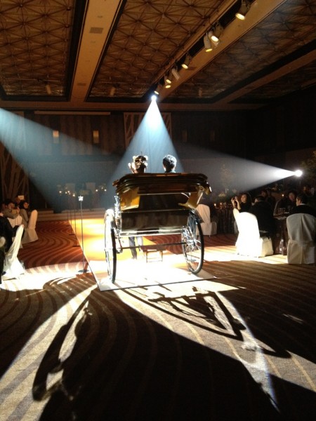 結婚式披露宴の新郎新婦入場シーン 10872000024 の写真・イラスト素材アマナイメージズ