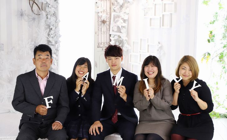 プロに頼んで良かったなぁ」白無垢の神前挙式で和やかな家族写真の撮影OurPhoto アワーフォト