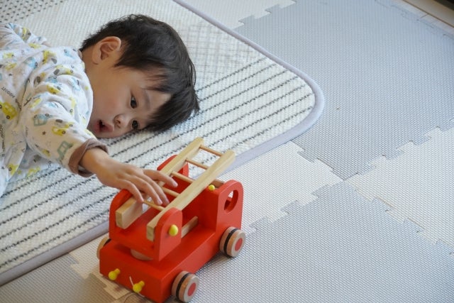 子供の一人遊びは実は重要！楽しく遊ぶコツや注意点は？おもちゃも紹介学習プリント.com 子育て情報サイト