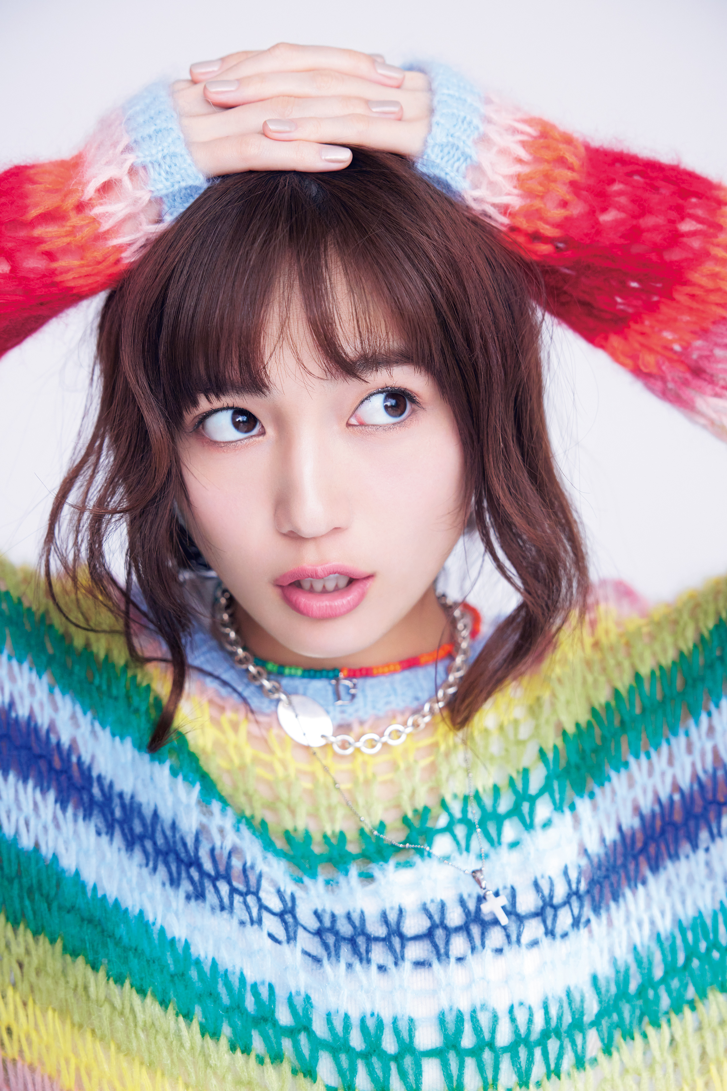 川口春奈の私服 ドラマ「9ボーダー」第3話で着用された、襟が黒になったグレーのジャケットに輪が2つ嚙み合ったデザインのピアスを着用されています。 -芸能人の私服 衣装まとめ - Woomy