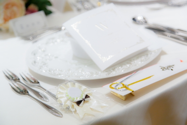 結婚式DIY 100均で揃う！ゲストの名前入りロゼットの作り方実演 - YouTube