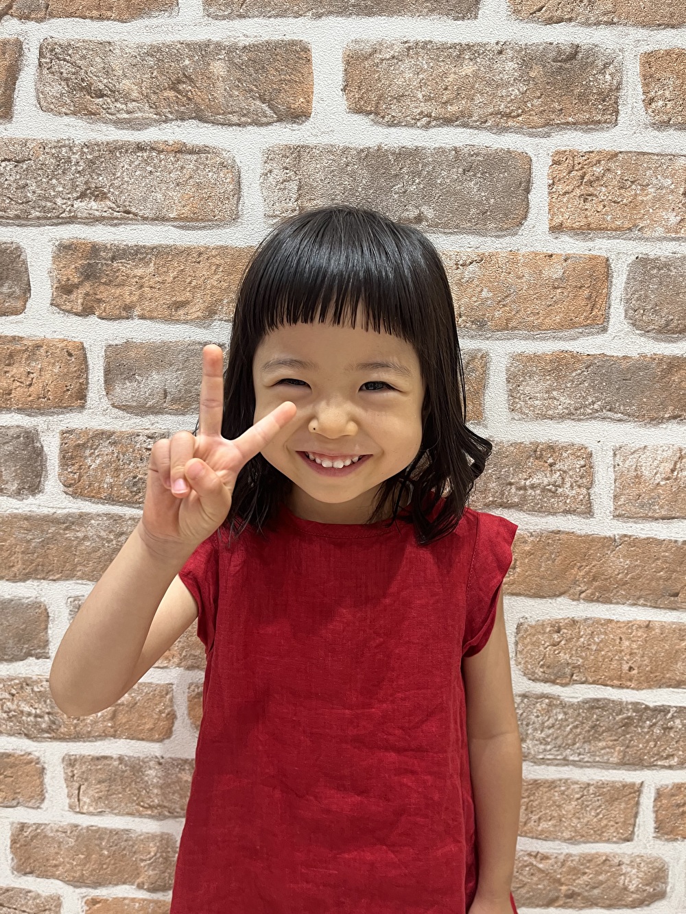 なーたん初めて髪を切りました✂️ 真ん中の前髪が長かったので少し斜めに切るつもりが髪柔らかすぎて斜めにいかずぱっつんに！失敗かなと思ったけどなーたん笑ってくれたので案外似合うなと💕 鏡を見てとっても喜んで、鏡の中の自分とお話をしていました😊ベビー