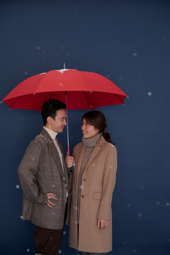 夕暮れ時に浜辺で相合傘するカップルの無料の写真素材 - ID.29010フリー素材 ぱくたそ