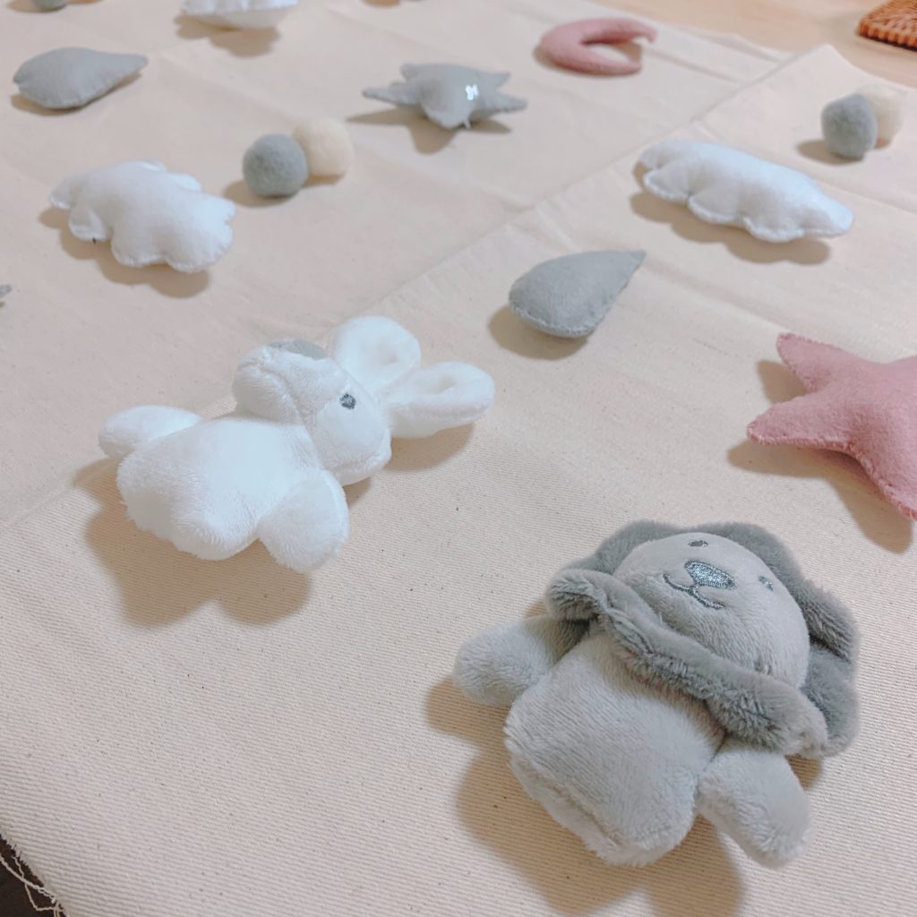 2021.06.30❁¨̮ 毎日ちまちま作ってやっと完成したꉂ⍢⃝手作りメリー 🦄✨ 土台を悩みに悩んで これだ！となったのはセリアのケーキクーラーでした🎂 ヒツジさんには鈴が入ってて揺れると音が鳴る🐏♩ 楽しい制作でした❤︎.* 遊んでくれたらうれしいなぁ 💭手作り