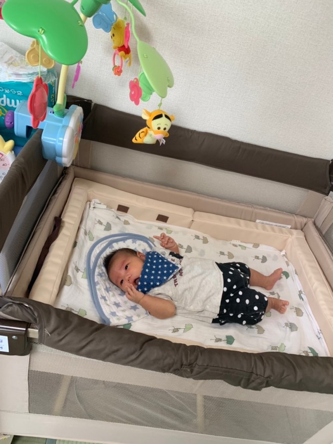 リビングで使ってる赤ちゃん布団を新しくしました☺️﻿ . ベビーベッドは買ってないので、日中はラグの上か布団の上でゴロゴロしてます。 ﻿ 今までお姉ちゃんが使ってたものに家にあったイブルをかけて使ってだけど、﻿最近新しいベビー布団セットにしました