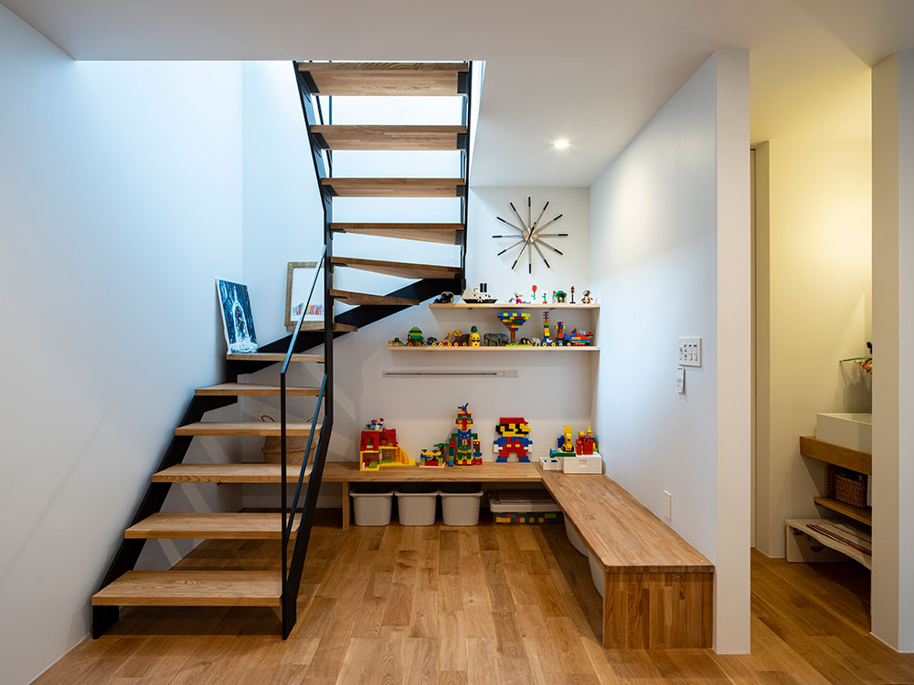 暮らしのインテリア 階段下収納をあえてオープンに。見せるスペース活用方法〜居心地のいい家づくり eringo__さんムクリ mukuri