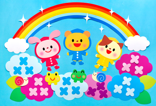 保育園の2歳児クラスと作った壁面です。 ＊ ＊ 手袋はオクラとヤングコーンでスタンプしました ＊ ＊保育士保育園2月壁面製作手袋2歳児