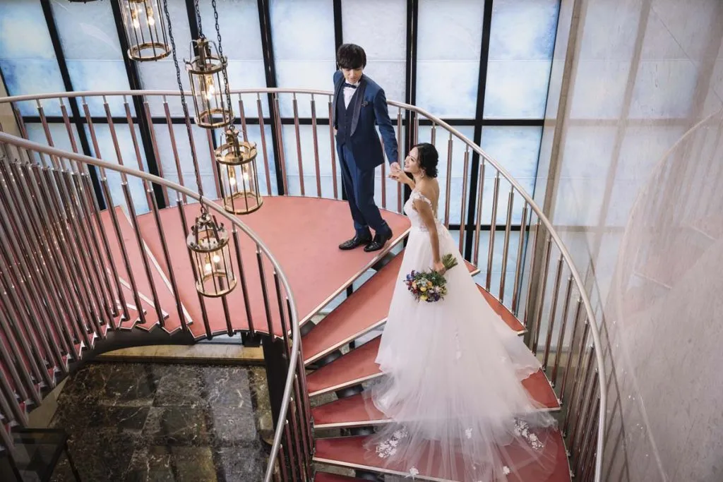 チャペルでのソロショット💍』 * 花嫁様おひとりでのチャペルのお写真は、残しておきたいショットの中のひとつですよね💓 *ソロショットにも色々なポージングがあり、 💎上半身を半分ひねったポーズ 💎振り向きショット 💎バックショット 💎正面のポーズ など