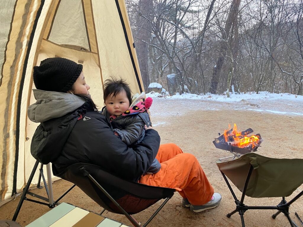 お座敷スタイルレイアウトランドロックで冬のファミリーキャンプを楽しむおすすめ装備紹介 – キャンプクエスト