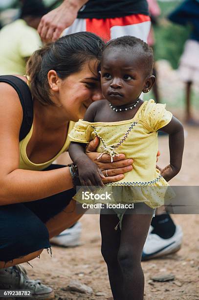手をつないで楽しそうに歩く、黒人と白人の女の子のイラスト素材89933966- PIXTA