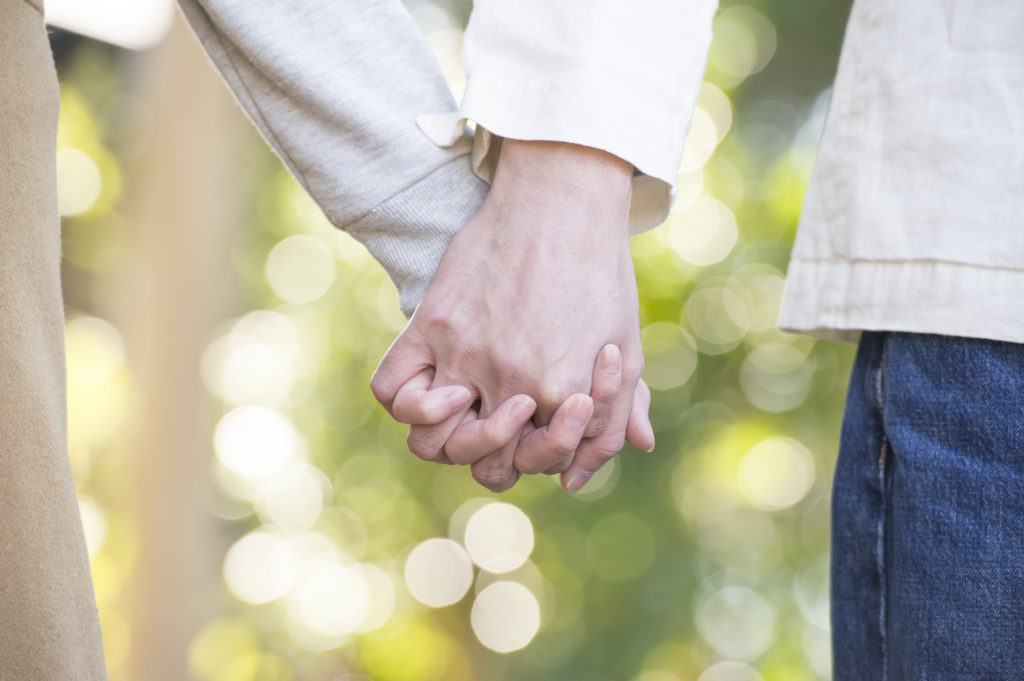 カップル 手を繋ぐ」の61万点のロイヤリティフリー画像、写真素材、絵Shutterstock