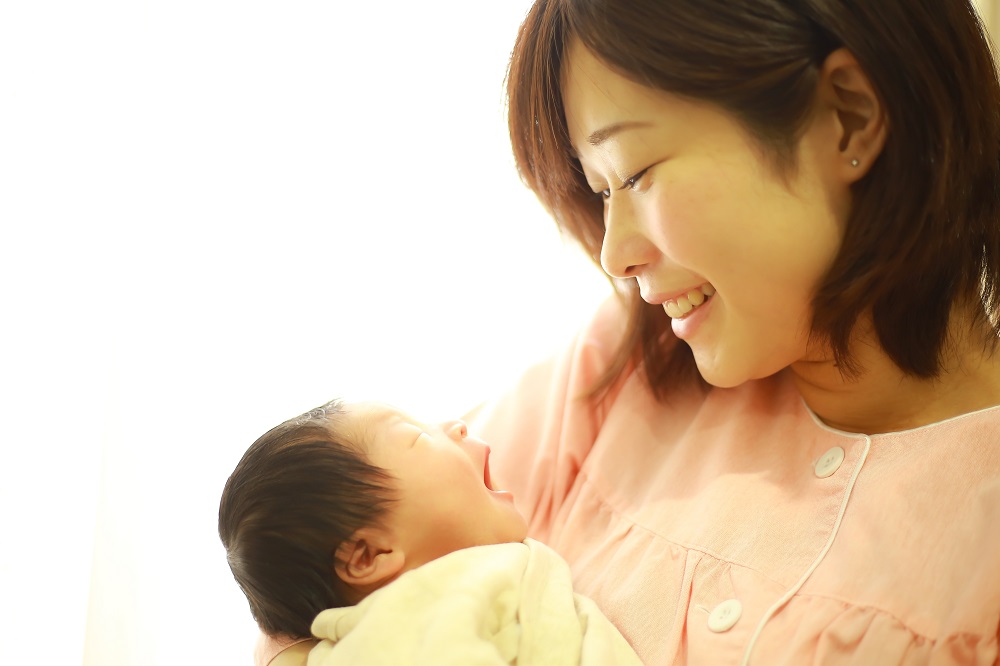 出産報告のタイミングは？伝え方やメッセージ文例＆体験談、無料テンプレも！cozre コズレ 子育てマガジン