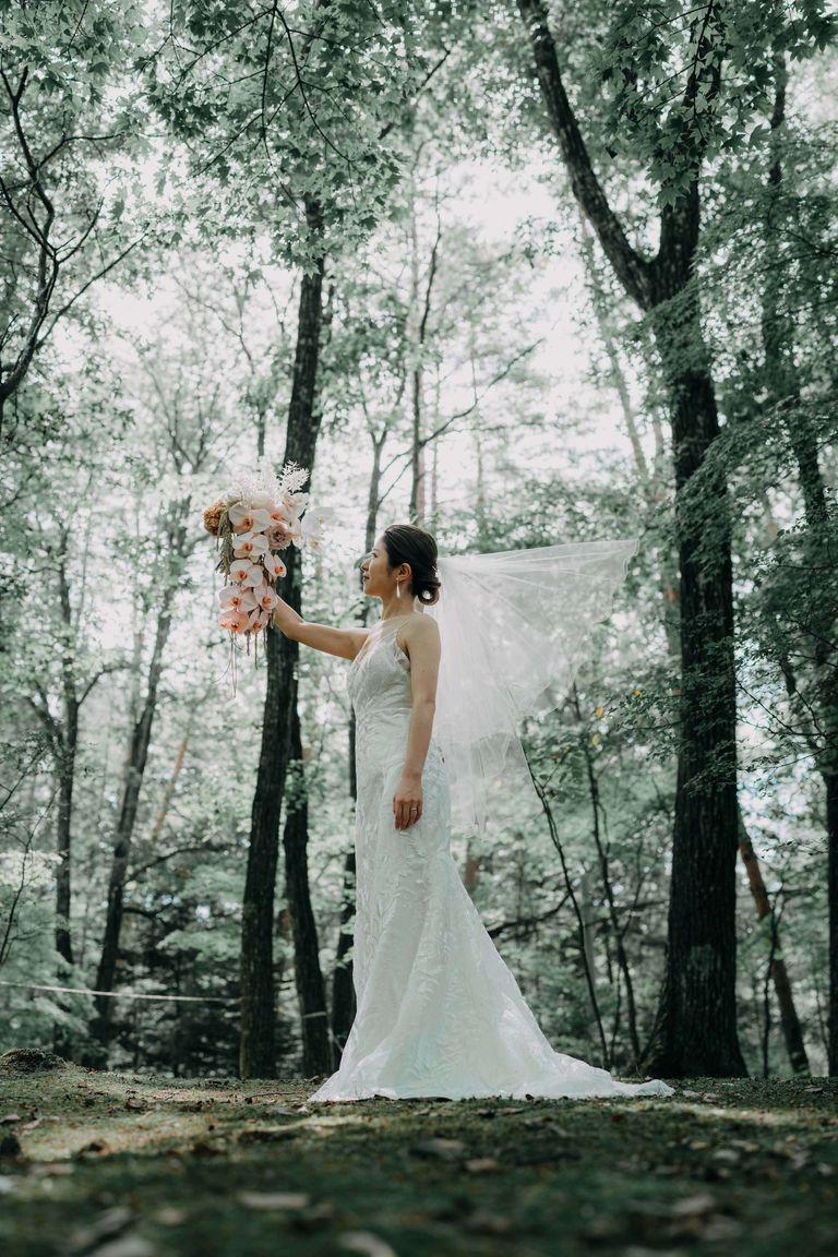 森の中のフォトウェディング』 6月〜8月の夏のロケーションフォトは緑が豊かでとっても美しい* またFIRSTSCRAPのロケ地は避暑地なので、暑さも心配なし！ お気軽にお問い合わせください森前撮り森ロケーションフォト自然前撮りナチュラル ウェディング