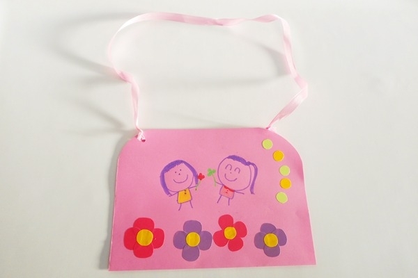 まあみ元保育士の製作アイデア@maami_seisakuidea ⁡ 牛乳パックでつくるお散歩バッグです☀️ ⁡ お散歩で見つけたお気に入りのものを、自分のバッグに入れて持ち帰れます🍂 ⁡ こぼれないので、秋のどんぐり拾いにもぴったり！ ⁡ 開け閉めがカンタンなので、0〜2歳児