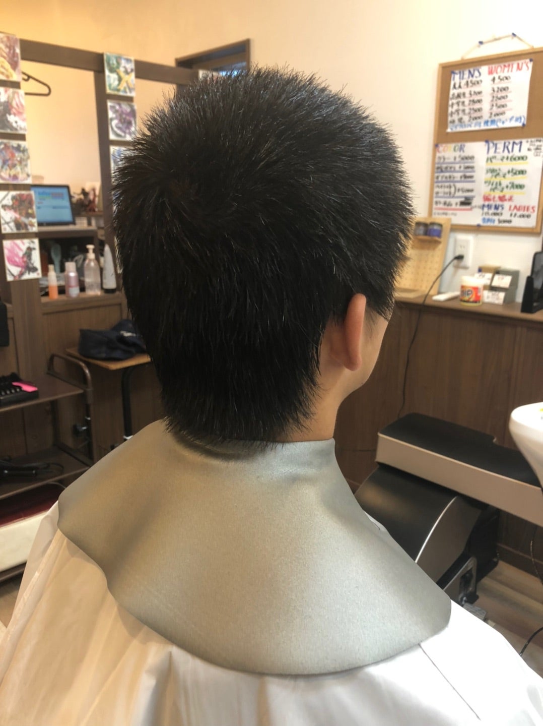 新規のお客様。夏休み高校生。 スキンフェード坊主 style。 野球部引退して伸びかけの坊主からオシャレ坊主に😁夏休みなのでスキンフェードでバリっと👍 今日はありがと〜^_^ またよろしく👍ヘアーサロンふくなりヘアーサロン志免町床屋志免町理容室barber