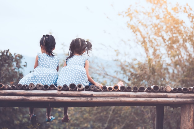 見上げる小さな男の子の後ろ姿 のフォト