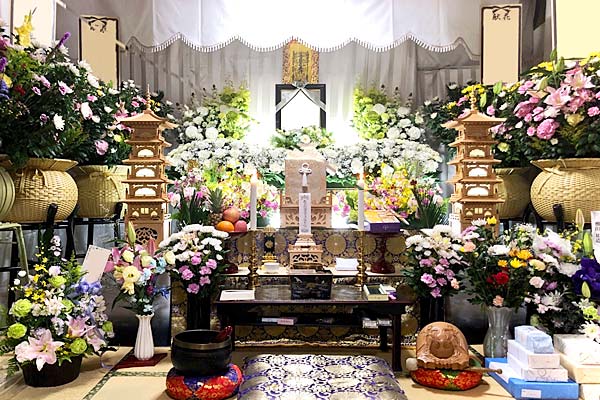 家族葬における祭壇の種類や相場、おすすめの花祭壇事例を紹介