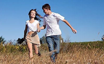 夕暮れに、手をつなぐ：「それ、よく似合ってる。見違えた」 広瀬すず＆永瀬廉の縁側シーンが話題に - MANTANWEB まんたんウェブ