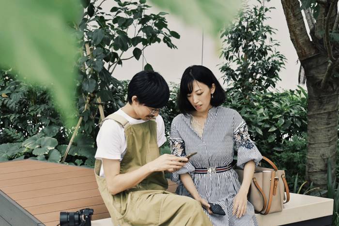 古い建物の夜の街の通りでキスをする恋のスタイリッシュなジプシーのカップル。女性と男性が抱き合う、ロマンチックなフランスの雰囲気の瞬間。愛の気分。現代の新郎新婦の写真– Unsplashの女の画像