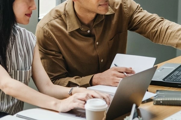 職場で男性が嫉妬する8つのサイン！やきもちを妬く心理や上手な対処法を伝授当たる占いならmarouge マルージュ 占い 無料お試し占いも