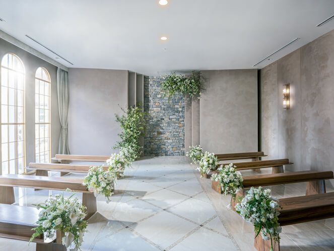 宮古島の教会で、家族と小さな結婚式」ステンドグラスがきれいな、自然光の良く入るチャペルです。外観 口コミ・評判アラマンダチャペル ワタベウェディングウエディングパーク