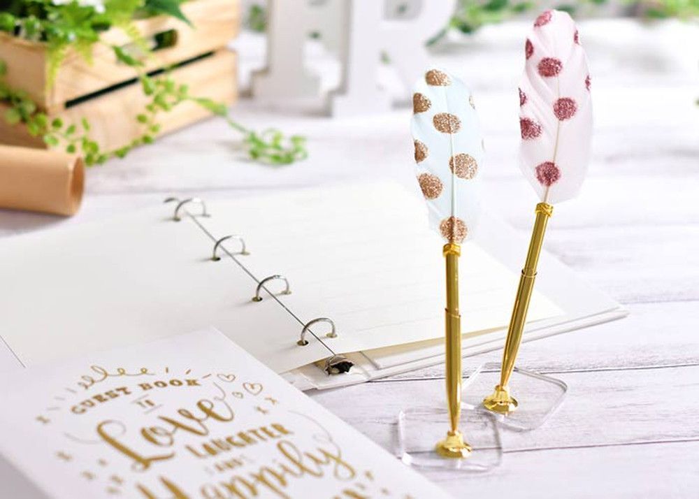 結婚式の受付には何を飾る？受付サインや芳名帳など先輩カップルの実例をご紹介！結婚ラジオ結婚スタイルマガジン