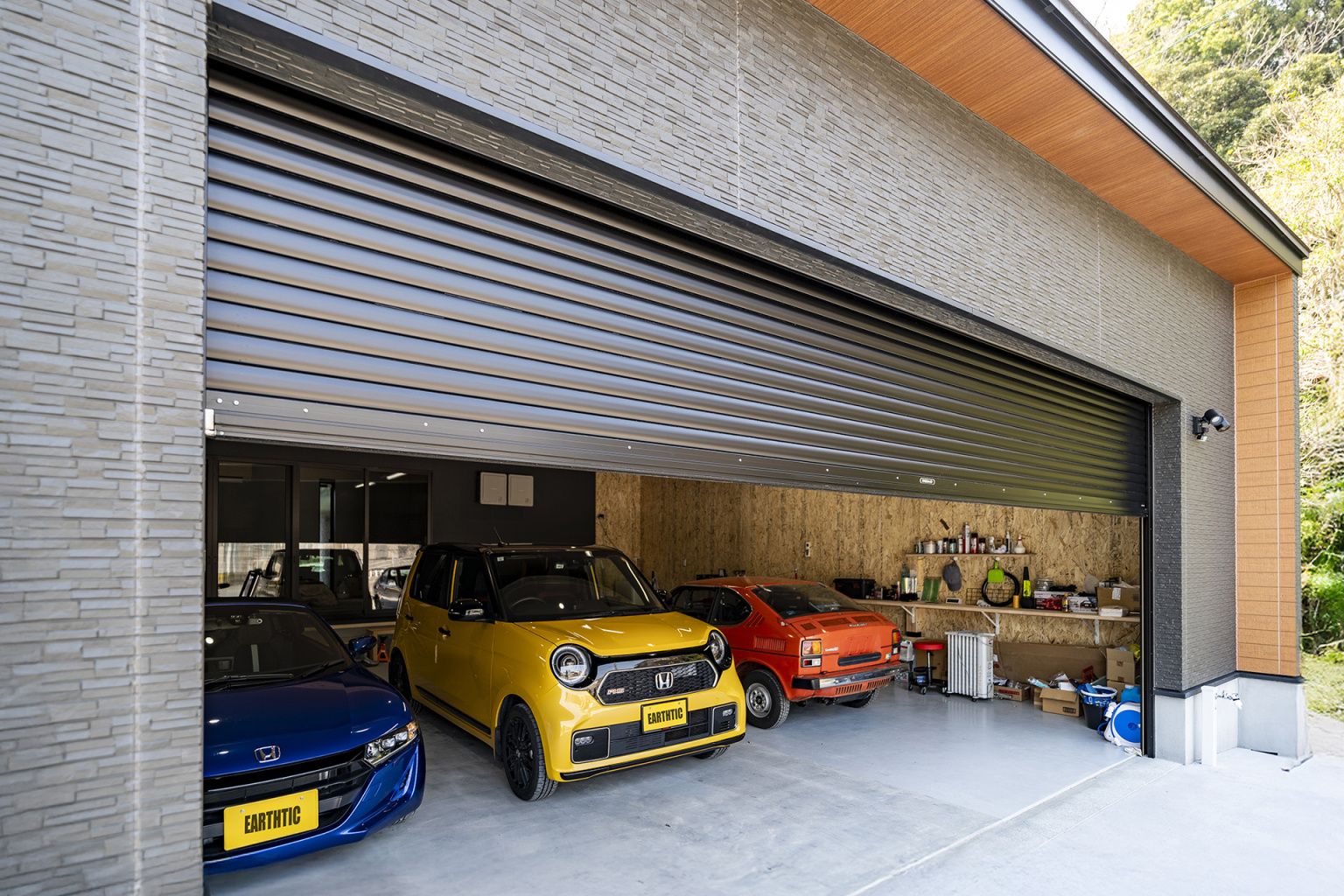 DIYでガレージ秘密基地化計画 ＃9 床に框、巾木。壁にスプレー缶棚、上部棚、折りたたみ式テーブル設置！- YouTube