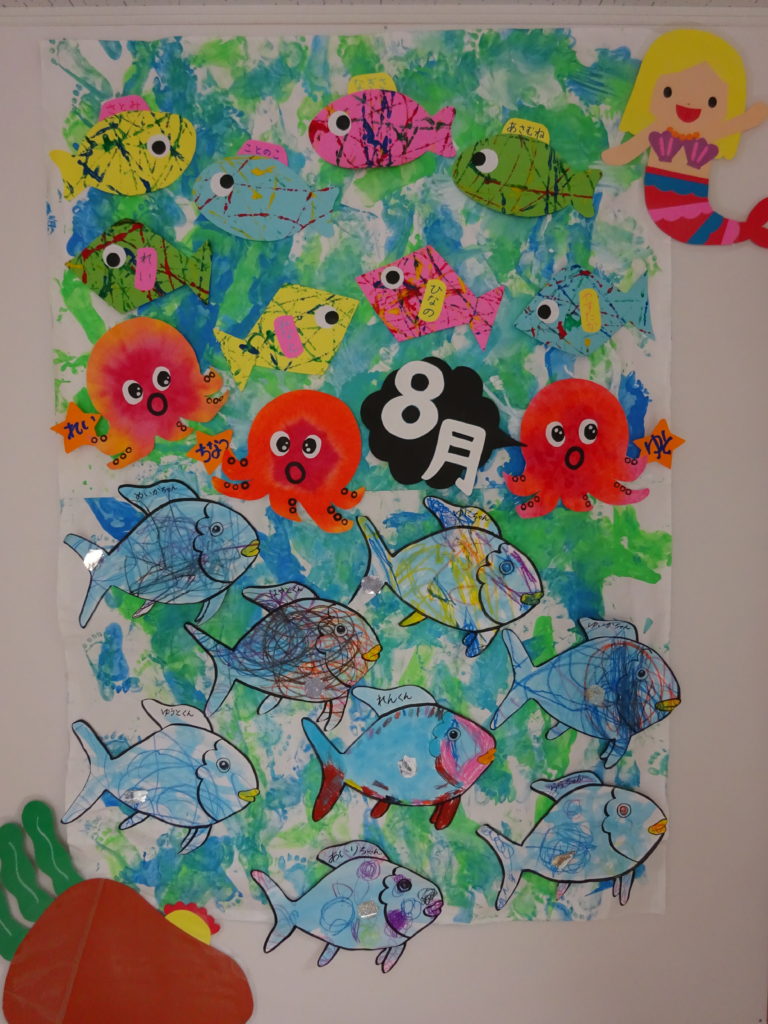 感触あそびがアートに変身🎨 保存袋スタンプでアイスクリーム製作🍦 他の製作はプロフィールから！▷ @levwell_hoikushi保存袋に少しの水を入れて、上からキュッと絞り 先に絵の具をつけてスタンプすれば ぷにぷに感触×スタンプあそびが一緒に楽しめるよ！アイスを入れるコーンとスプーンをつければ おいしそうなアイスクリームの出来上がり♪ 夏にぴったりの製作あそびです☀️