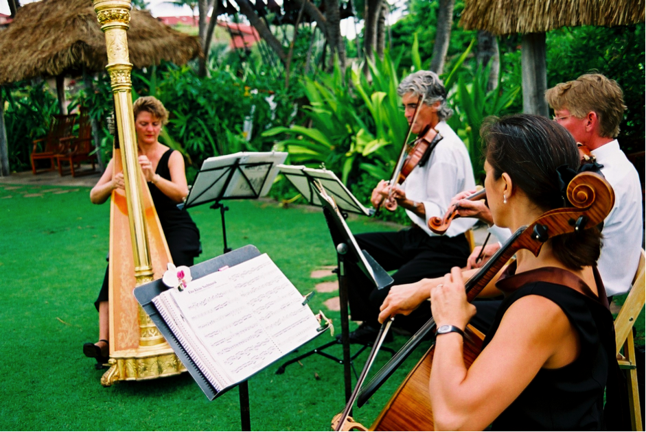 結婚式の定番曲20選！披露宴で盛り上がる人気ソングや入場&退場に流れる歌を紹介カラオケうたてん