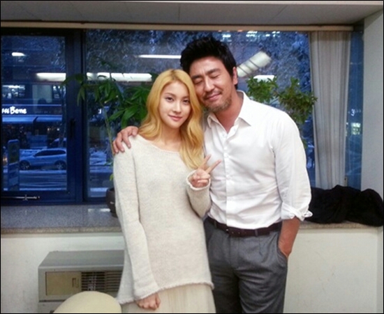 公園で肩を抱き寄せる20代30代カップル 10626000359 の写真・イラスト素材アマナイメージズ