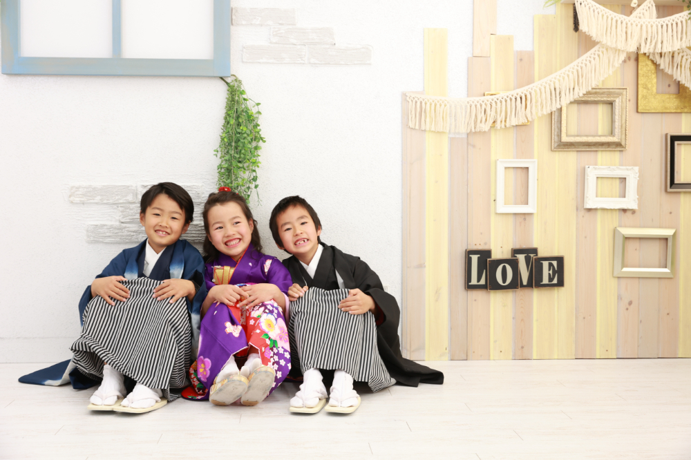 七五三でおしゃれな家族写真を撮ろう！おすすめポーズ30選を紹介 - 七五三,成人式,フォトウエディングの撮影なら阿部写真舘 茨城プレイアトレ土浦店へお任せ