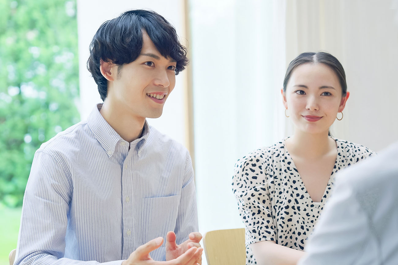 結婚式費用を支払うタイミングは？現金やカードなど支払い方法や、夫婦での分担についても先輩カップルに大調査