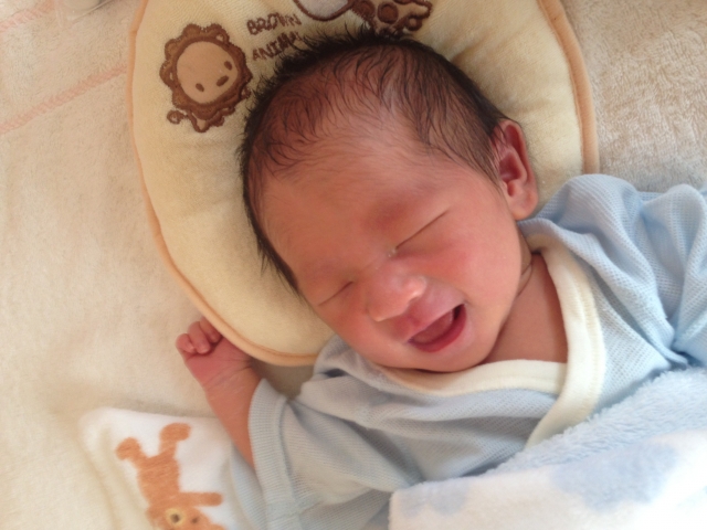 ぼく泣かないもんねっ」生後1カ月の赤ちゃん、への字口で泣くのを我慢していたら「尊すぎ」ラジトピ ラジオ関西トピックス