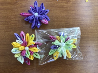 母の日には大きな花束を💐』 高齢者施設・幼稚園向け壁面飾り ＊カーネーションの花束からたくさんのチョウチョウが飛び出し、感謝いっぱいの気持ちを表してます💐 チョウチョウはキレイ色の折り紙で✨ ＊「季節のイベントに合わせて作れる かんたん！楽しい壁面かざり