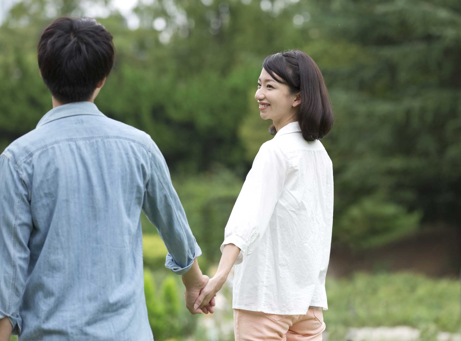 手をつなぎ一本道を歩くシニア夫婦の後姿 写真素材3039793- フォトライブラリ