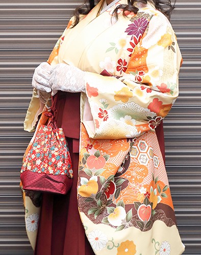 振袖に合わせるバッグの選び方とは？使い勝手やコーディネートの統一感をチェック成人式振袖・卒業式袴レンタル・前撮りなら TAKAZEN 表参道大阪 梅田・心斎橋・堺 兵庫 神戸旧居留地・姫路 奈良・橿原の店舗へ