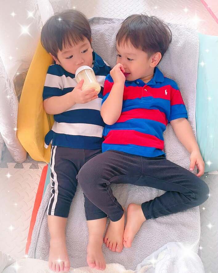 長友佑都の妻・平愛梨、息子もおそろいの赤髪ショット披露！ 「ブラボー過ぎる長友ファミリー」と称賛の声 - All About ニュース