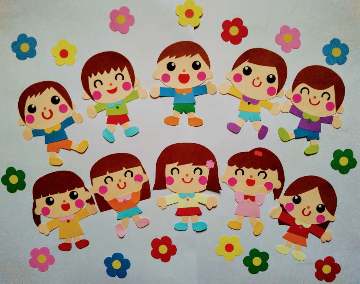 子どもと作る壁面のアイディア。カエルの体は虹をイメージして自由に描きましょう！吊るしてガーランドとして飾ってもたのしいですね。梅雨の時期の製作アイディアです！ Paprika deluxe パプリカデラックス でご紹介中！詳しくはプロフィールリンクから→@hoikucan