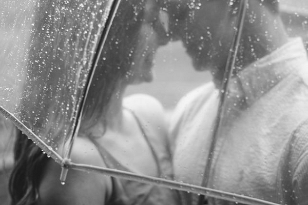 495 相合傘 Stock Photos, High-Res Pictures, and Images - Getty Images傘 二人,雨, カップル