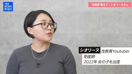 娘の頬を触る母親 07900006194 の写真・イラスト素材アマナイメージズ