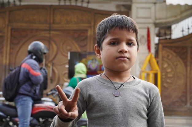 カメラに微笑む幼い子供の写真・画像素材-Snapmart スナップマート