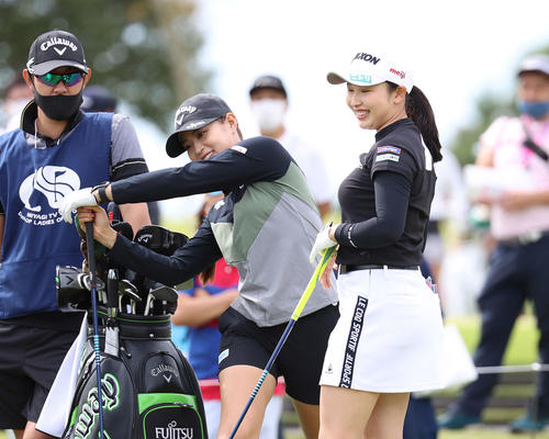 黄金世代」渋野日向子＆小祝さくら ともに前半終え２アンダーで後半突入 - 国内女子ゴルフ写真ニュース : 日刊スポーツ