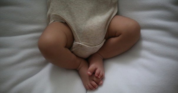 赤ちゃんが安心する姿勢「Cカーブ」を保つ、大人気ベビーベッドがもっと使いやすく！子供の眠りのスペシャリスト永持伸子監修ベビー用ベッドパッド「iiminCカーブベビーベッド専用パッド」4月26日新発売まくら株式会社のプレスリリース