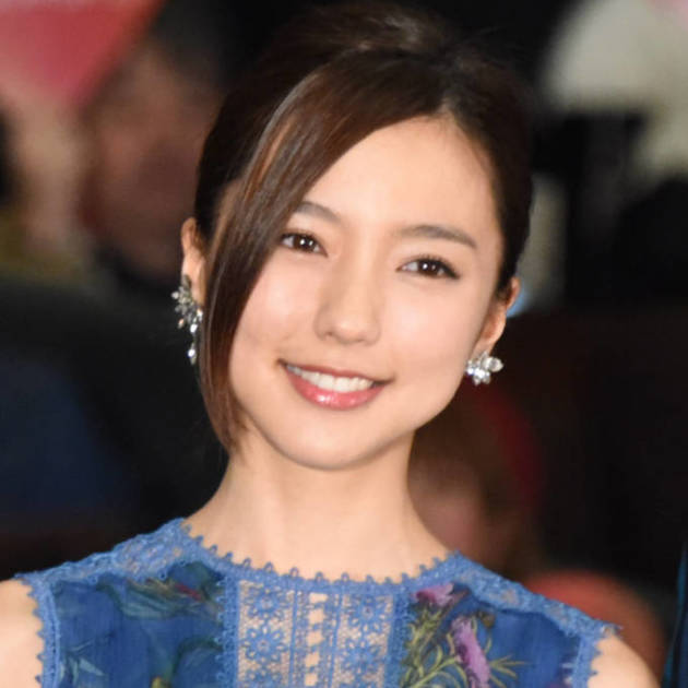 真野恵里菜、夫・柴崎岳との密着ショット披露 コーデに「おそろかな？」 – Sirabee