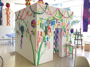 製作 七夕吹き流し . プラカップを使った彦星と織姫🎋 . 最近サンキャッチャーブーム？なインスタ！ 透け感を意識して作ってみました🤡💛 .スズランテープを細かく裂いても良し！ シールを貼って指先の訓練をねらいにしても良し！ ハサミの練習をねらいにしても良し