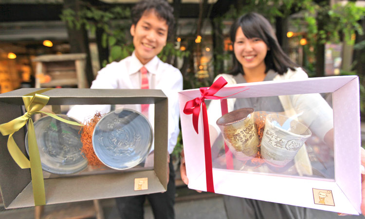 結婚式で両親へ贈る手作りガラスの名入れプレゼント、両親へ感謝の気持ちを込めて手作りガラス時計のプレゼントコース