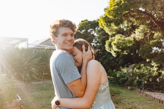 腕枕をする男性の心理とは？ 女性側の本音や腕枕で痛くならない方法もOggi.jp